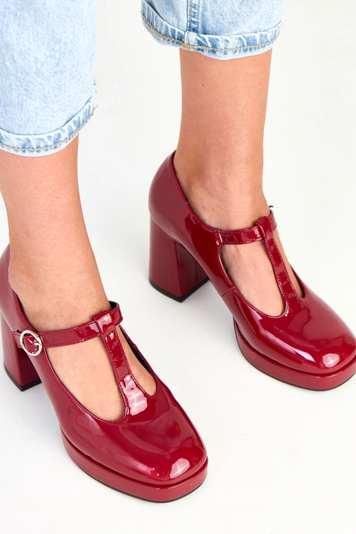 Zapatos burdeos de media caña con... Zapatos burdeos de media caña con...