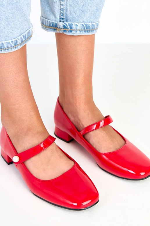 Zapatos rojos de charol de tacón con... Zapatos rojos de charol de tacón con...