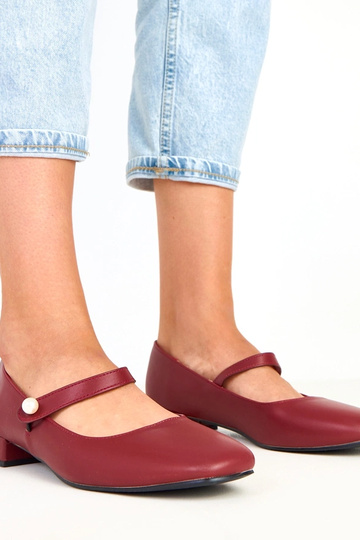 Zapatos burdeos de tacón con tira decorativa Alya