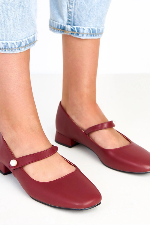 Zapatos burdeos de tacón con tira... Zapatos burdeos de tacón con tira...