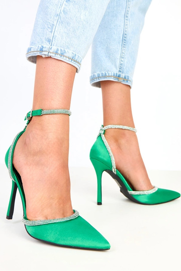 Zapatos verdes de satén con circonitas que se cierran a la altura del tobillo Zizia 2
