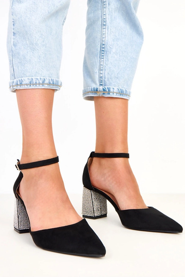 Zapatos negros de tacón...