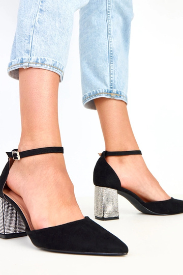 Zapatos negros de tacón... 2