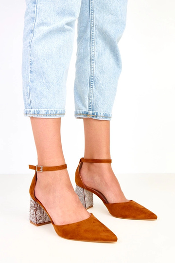 Zapatos marrones de tacón...