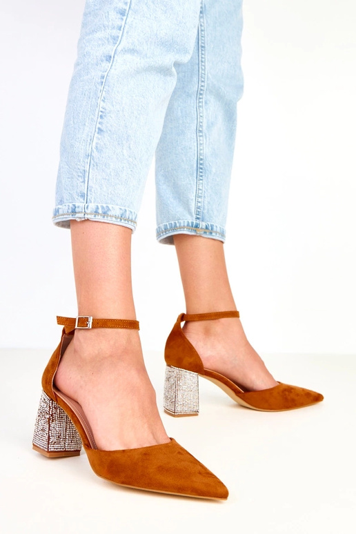 Zapatos marrones de tacón decorados... Zapatos marrones de tacón decorados...