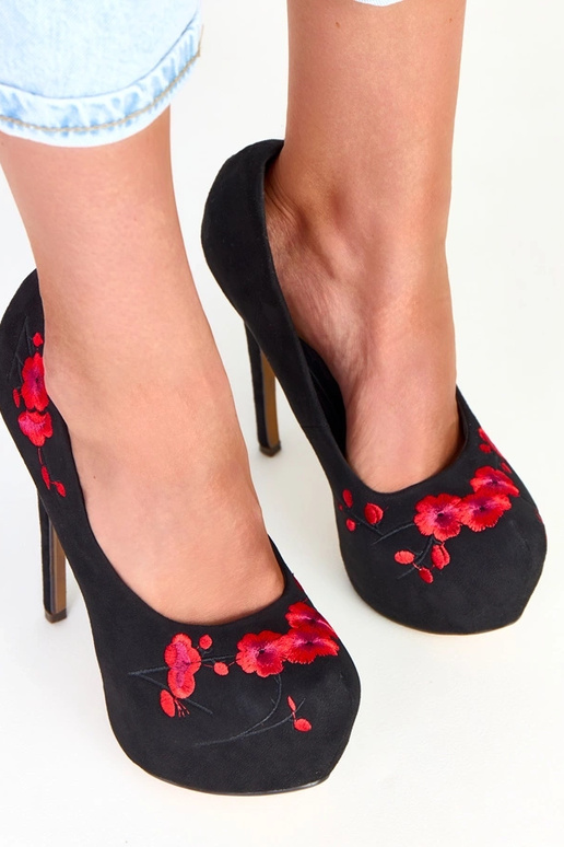 Zapatos negros de tacón con... Zapatos negros de tacón con...