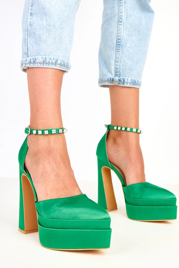 Zapatos verdes de tacón con plataforma y tira decorada con piedras Tolani