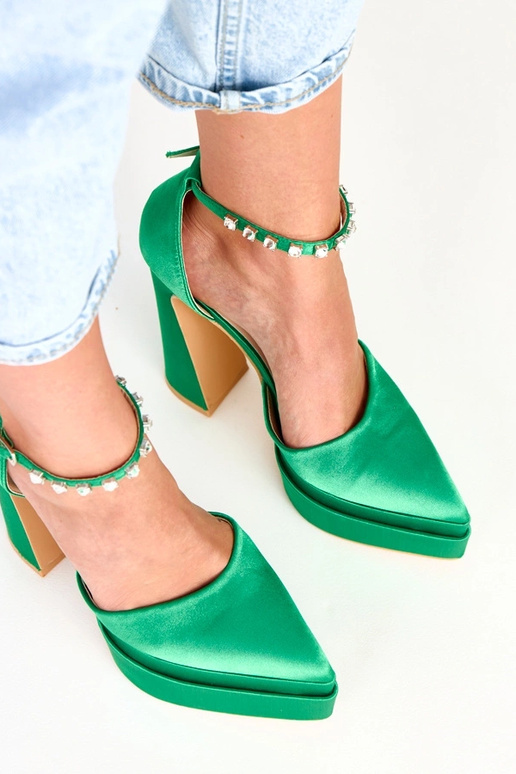 Zapatos verdes de tacón con... Zapatos verdes de tacón con...