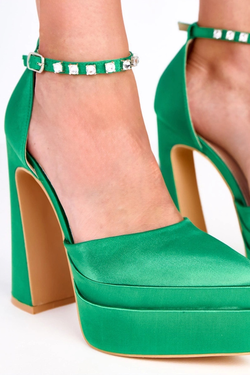 Zapatos verdes de tacón con... Zapatos verdes de tacón con...