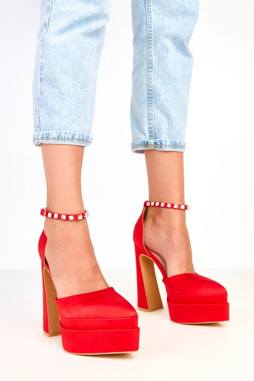 Zapatos rojos de tacón con plataforma... Zapatos rojos de tacón con plataforma...