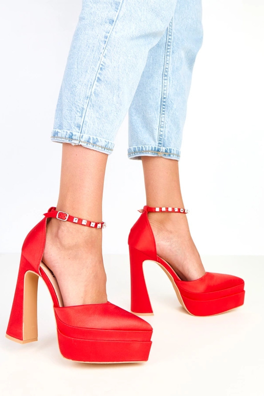 Zapatos rojos de tacón con plataforma... Zapatos rojos de tacón con plataforma...