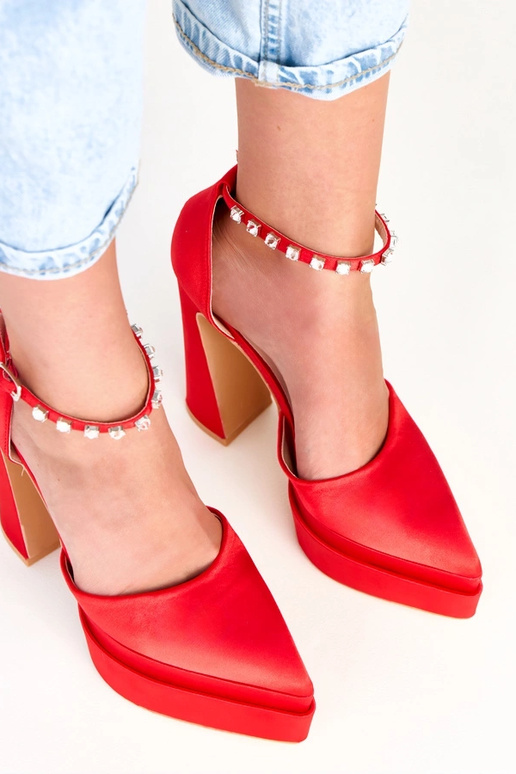 Zapatos rojos de tacón con plataforma... Zapatos rojos de tacón con plataforma...