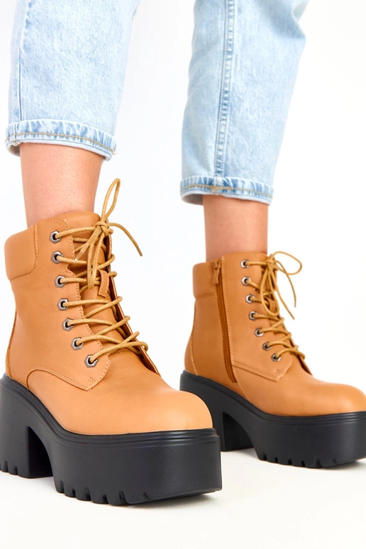 Botines marrones con tacón masivo y... Botines marrones con tacón masivo y...