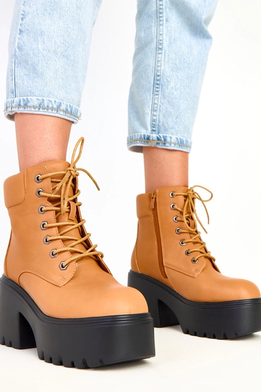 Botines marrones con tacón masivo y... Botines marrones con tacón masivo y...