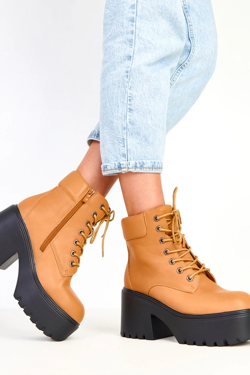 Botines marrones con tacón masivo y... Botines marrones con tacón masivo y...