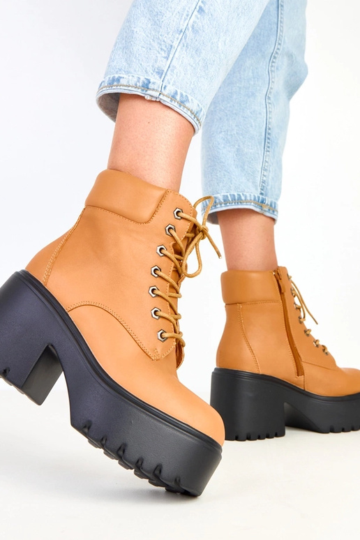 Botines marrones con tacón masivo y... Botines marrones con tacón masivo y...