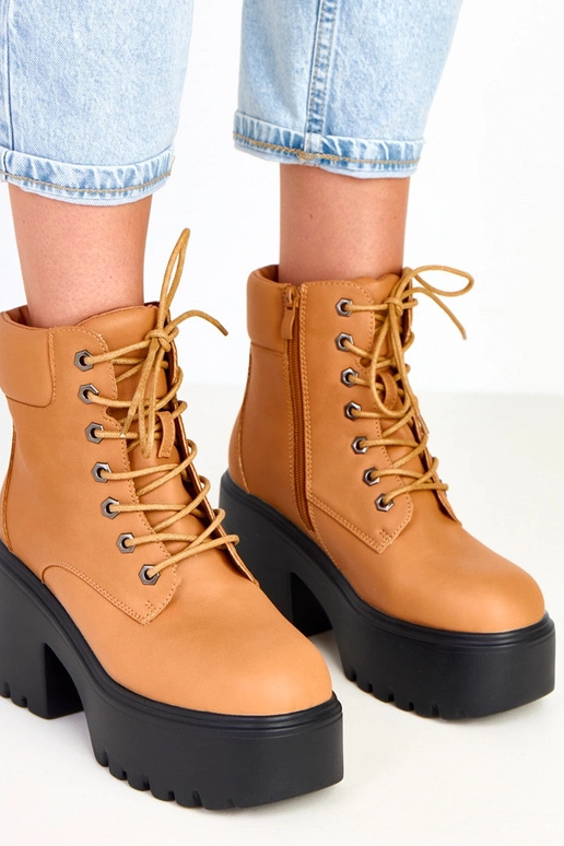 Botines marrones con tacón masivo y... Botines marrones con tacón masivo y...