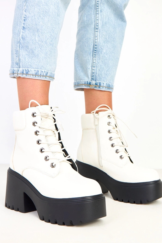 Botines blancos con tacón masivo y... Botines blancos con tacón masivo y...