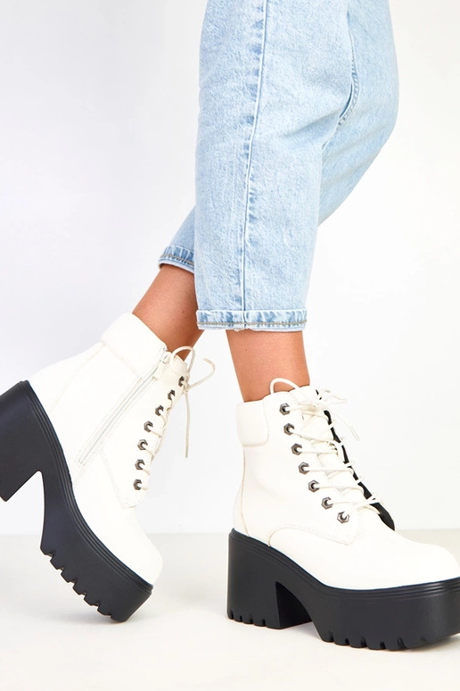 Botines blancos con tacón masivo y... Botines blancos con tacón masivo y...