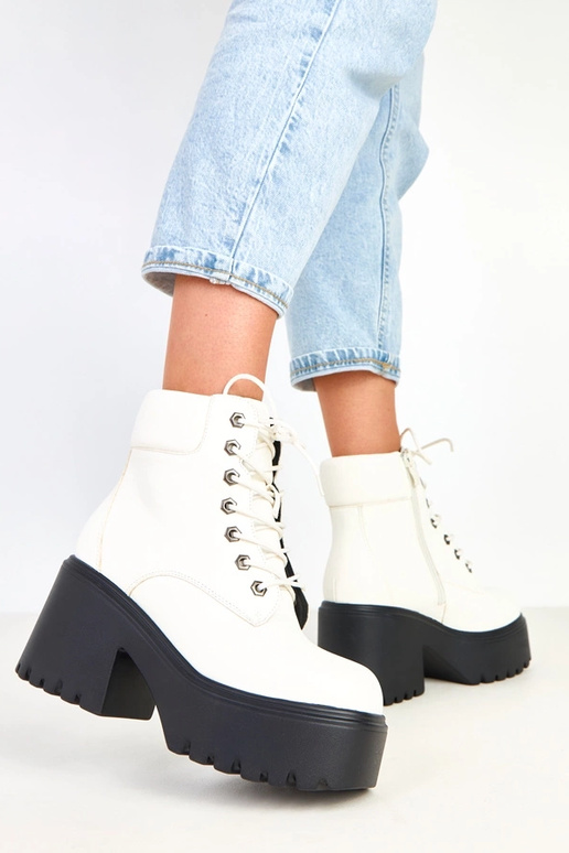 Botines blancos con tacón masivo y... Botines blancos con tacón masivo y...