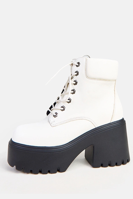 Botines blancos con tacón masivo y... Botines blancos con tacón masivo y...