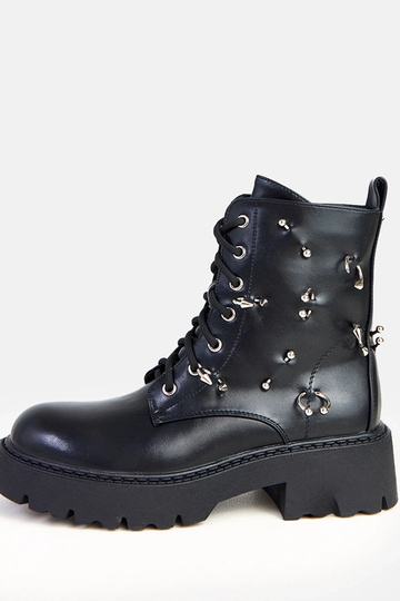 Botines negros con plataforma y adornos metálicos Ebony 2