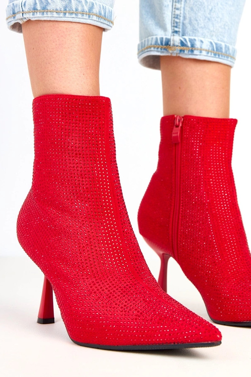 Botines rojos con tacón decorados con... Botines rojos con tacón decorados con...