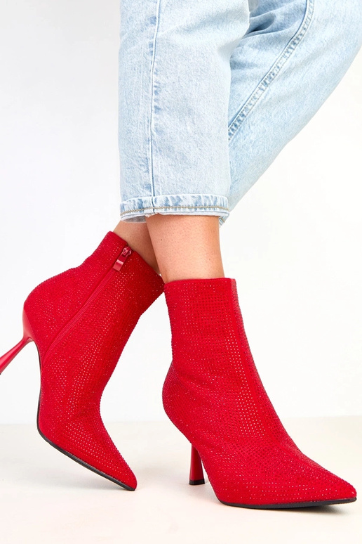 Botines rojos con tacón decorados con... Botines rojos con tacón decorados con...