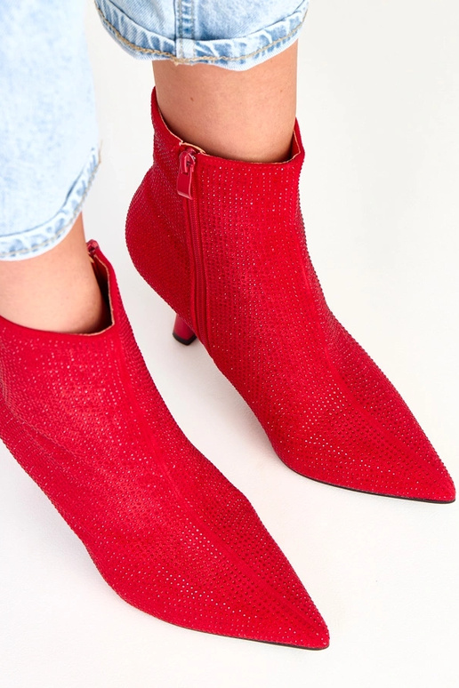 Botines rojos con tacón decorados con... Botines rojos con tacón decorados con...