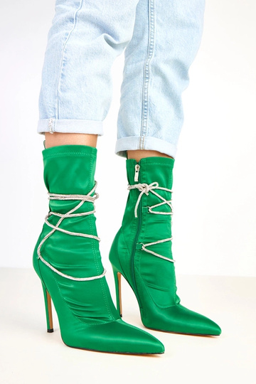 Botines satinados verdes con tacón decorados con circonitas Tolnai