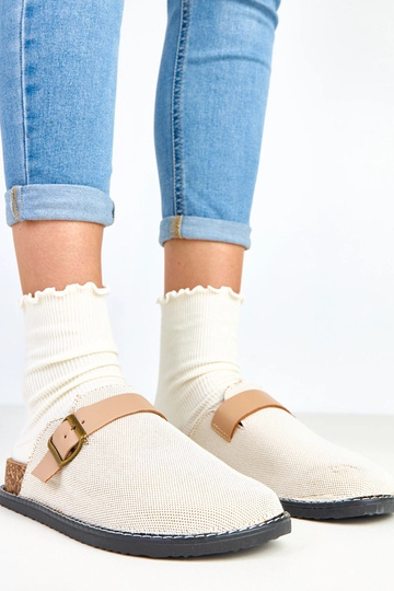 Zapatillas color arena en...