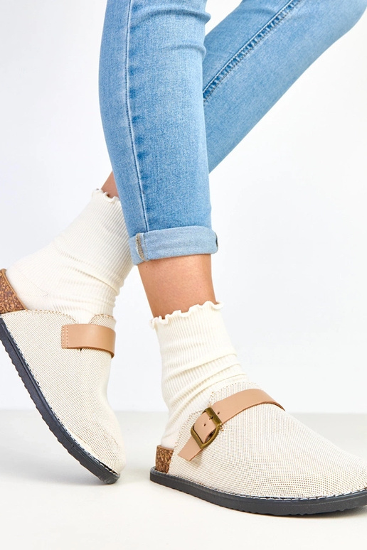 Zapatillas color arena en plataforma... Zapatillas color arena en plataforma...