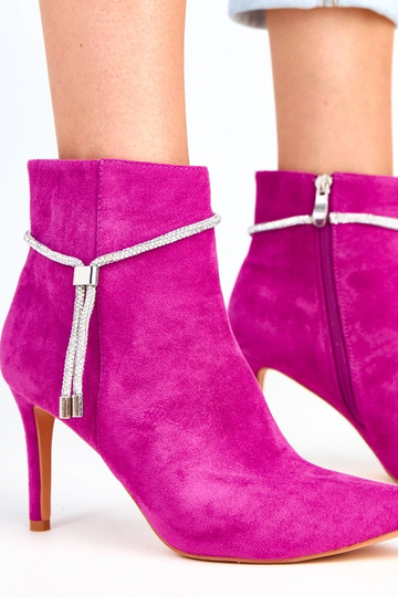 Botines violetas de tacón alto con cadena decorativa Ivey