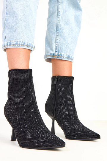 Botines negros de tacón...