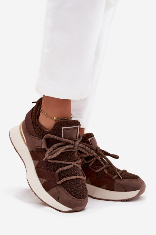 calentamiento Zapatillas modelo zapatos. Femenino con una plataforma color marrón Juvira