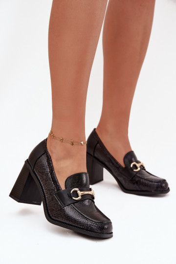 Zapatos para mujer con tacones y detalles dorados color negro Novella 2