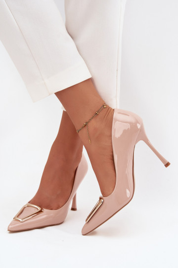Zapatos de tacón lacados con detalles en color dorado color arena Paivelle