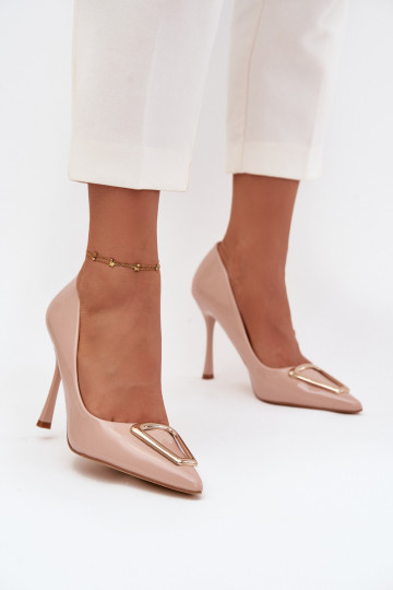 Zapatos de tacón lacados con detalles en color dorado color arena Paivelle 2