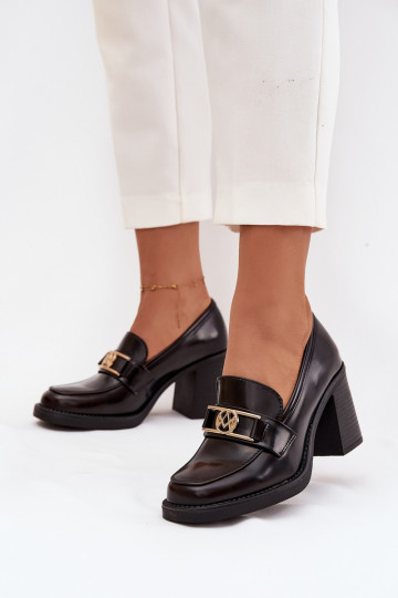 Zapatos de mujer con tacones y detalles en color dorado color chocolate Privelle 2