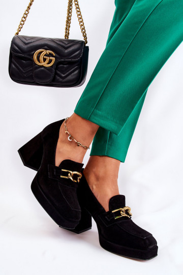 Zapatos de gamuza con cadena decorativa Laura Messi 2444 en color negro