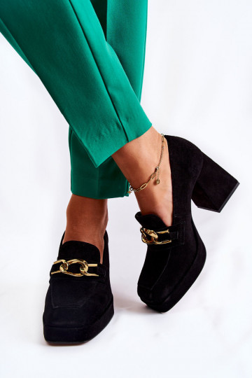 Zapatos de gamuza con cadena decorativa Laura Messi 2444 en color negro 2