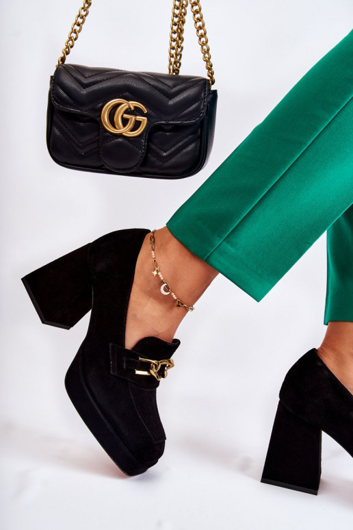 Zapatos de gamuza Con una cadena decorativa Laura Messi 2444 de color negro Zapatos de gamuza Con una cadena decorativa Laura Messi 2444 de color negro