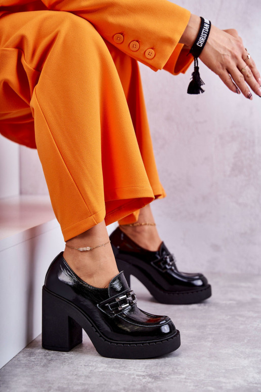 con efecto barniz zapatos En un poste enorme de color negro Lemar Jaime