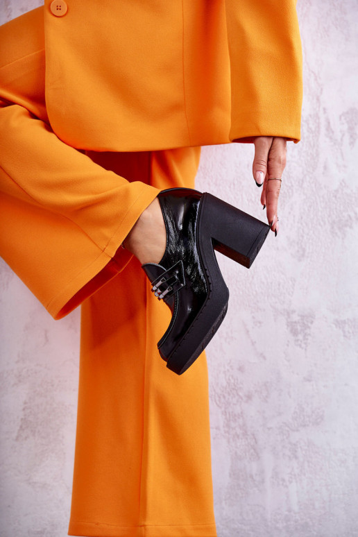 con efecto barniz zapatos En un poste enorme de color negro Lemar Jaime