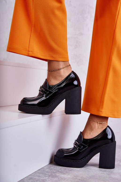 con efecto barniz zapatos En un poste enorme de color negro Lemar Jaime