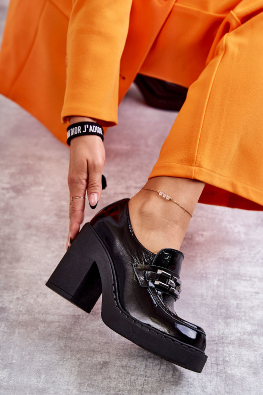 con efecto barniz zapatos En un poste enorme de color negro Lemar Jaime