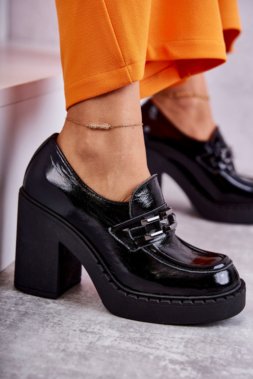 con efecto barniz zapatos En un poste enorme de color negro Lemar Jaime