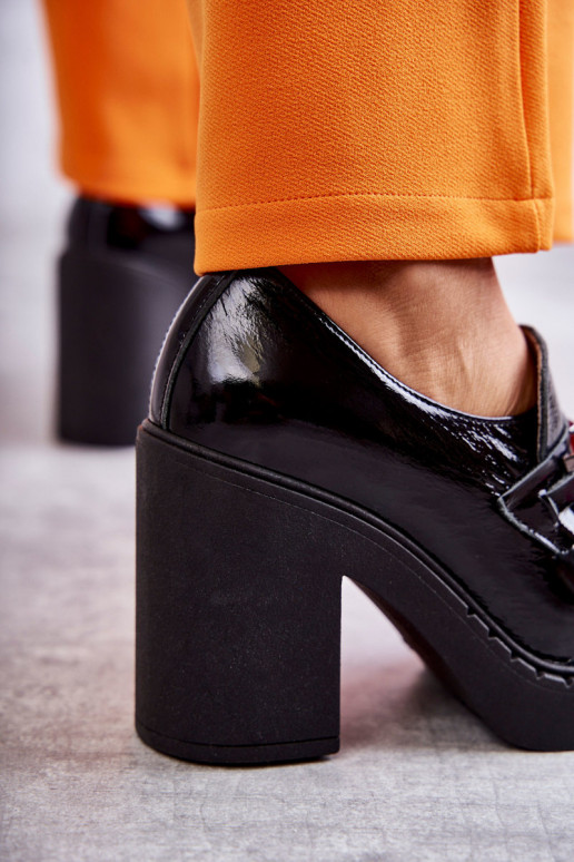 con efecto barniz zapatos En un poste enorme de color negro Lemar Jaime