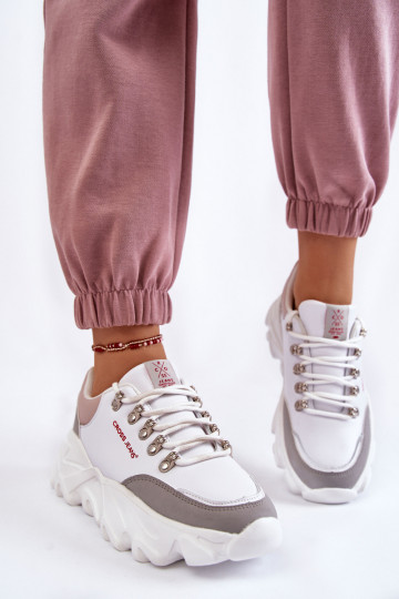 Femenino Zapatillas modelo zapatos. con una plataforma Cross Jeans KK2R4071C el color blanco 2