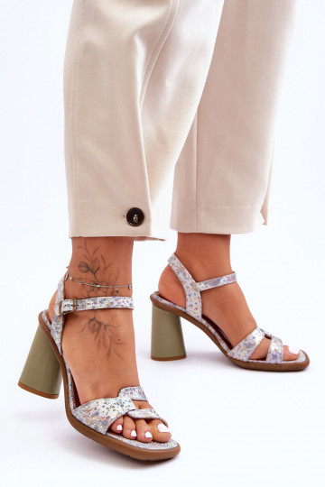 Sandalias de mujer con tacones. Tiene queciejka 06029-24 Blanco-color verde